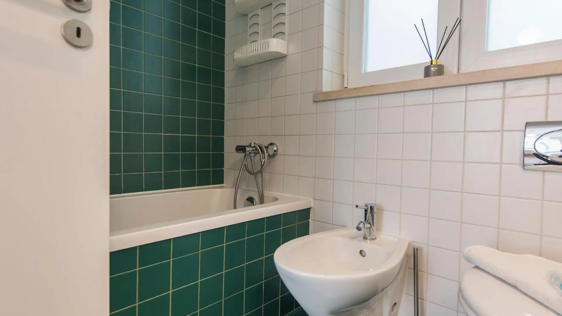 Sunny 3Bdr Apartment In Graca By Lovelystay Lisbon
