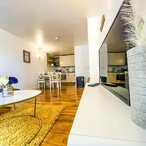 Central + Gym + Pool + Parking , London United Kingdom
