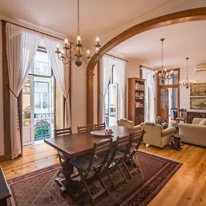 Classic Downtown Apartment